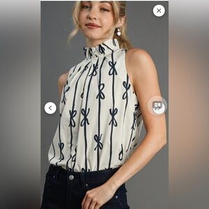 Umgee Sleeveless Ruffle Neck Ivory & Navy Bow Stripe Top Size Large 100% Cotton